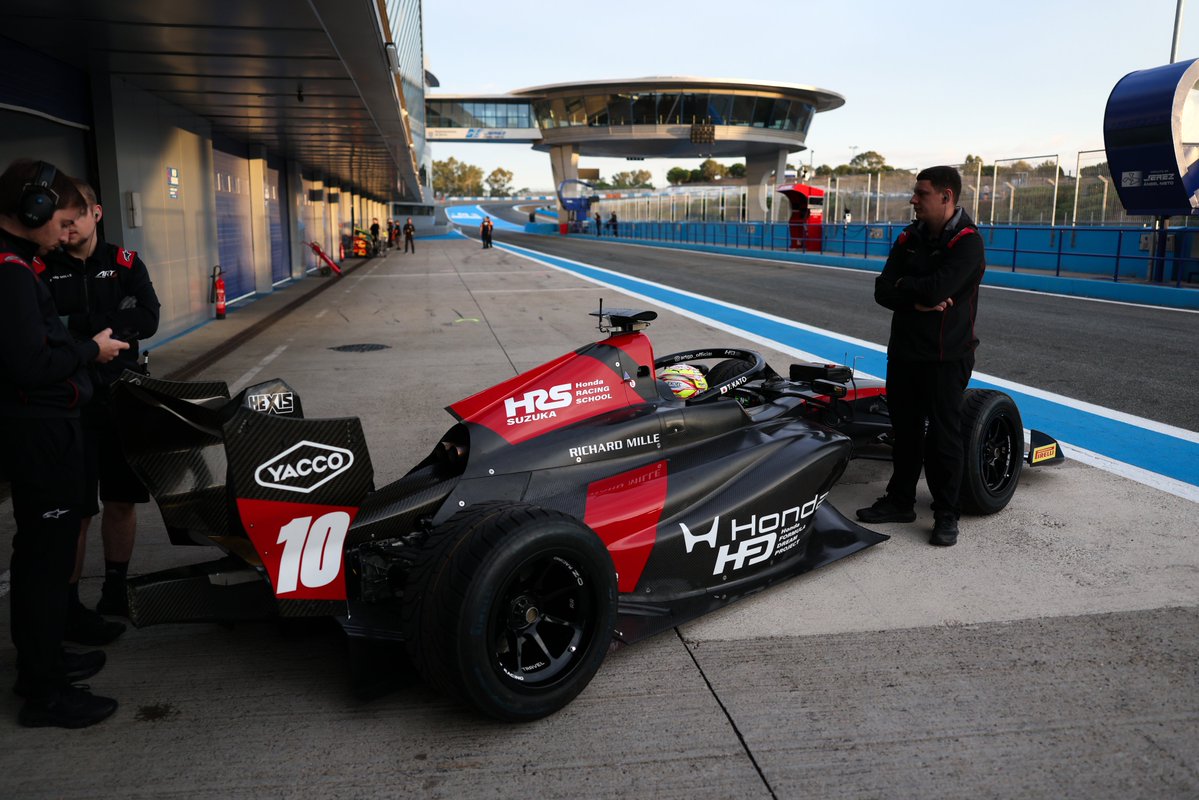 Formula3's tweet photo. Ready for more laps 👊  

Green light for the afternoon session on he final day here at Jerez 🟢  

Updates via the live blog 💻👉 https://t.co/HegIzH6JJb 

#F3 #F3Testing https://t.co/H3ZBQP327K