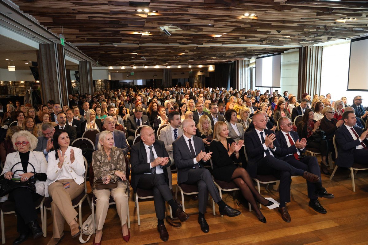 SelakG's tweet photo. На Јахорини сам поздравио учеснике јубиларног, двадесетог савјетовања из области грађанског права и честитао Удружењу суд��ја Републике Српске и партнерима који двије деценије окупљају представнике правне струке размјењујући искустава важна за рад правосуђа.

Од учесника савјетовања очекујемо закључке и приједлоге који ће нам помоћи да унаприједимо прописе, отклонимо непотребне застоје и обезбиједимо да грађани брже остварују своја права. Искуства људи који свакодневно примјењују закон драгоцјена су за рад Министарства правде.

Свака евентуална промјена у правосудном систему мора поћи од Дејтонског мировног споразума и уставног поретка који је њиме успостављен. Поштовање тог договора, уставних надлежности Републике Српске и равноправности конститутивних народа мора бити основ сваког разговора о тим питањима.

Правна струка има подршку Министарства правде. Наставићемо да обезбјеђујемо боље услове за рад правосудних институција, уз пуно поштовање независности судова и одговорности коју сви имамо према грађанима.