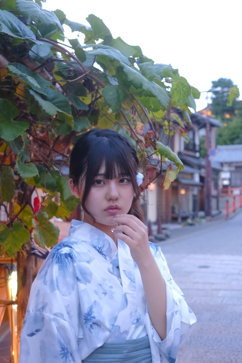 seikiyaism's tweet photo. #ポートレート 
真夏日だったので８月の写真を。
澪さんの写真を全然載せてなかったし。

ブドウらしき小さな茂みがある店先にて
妻木澪さん @oim107 https://t.co/ACDXphWx5F
