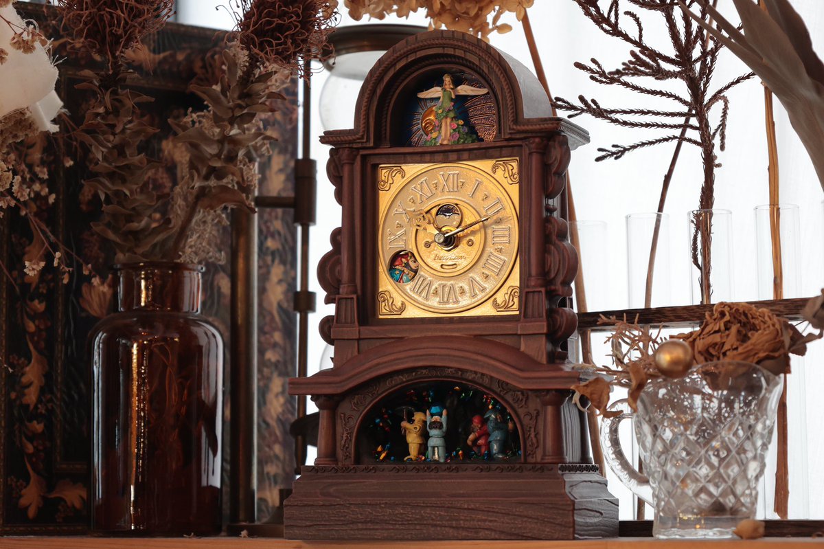 ghibli_dongurep's tweet photo. ⭐️再入荷⭐️
 
立派な古時計をイメージした置時計が再入荷いたします🕰️✨
 
雫が地球屋で出会う古時計。
ドワーフの細かい細工とカラクリに目を輝かせる
印象的なシーンですね💎👀
針や文字盤も再現されています。

10月23日（金）より、
オンラインショップそらのうえ店にて先行予約を受付いたします。
🗓️受付開始：10月23日（金）正午〜
🚛お届け：12月〜1月予定
※予定数に達し次第終了
※店舗でのご予約は行っておりません。あらかじめご了承ください。
※発売日については、決まり次第お知らせいたします。
.

地球屋の古時計
￥27,500
仕様：単三乾電池1本使用(別売り)
サイズ：約W160×H275×D80

#どんぐり共和国