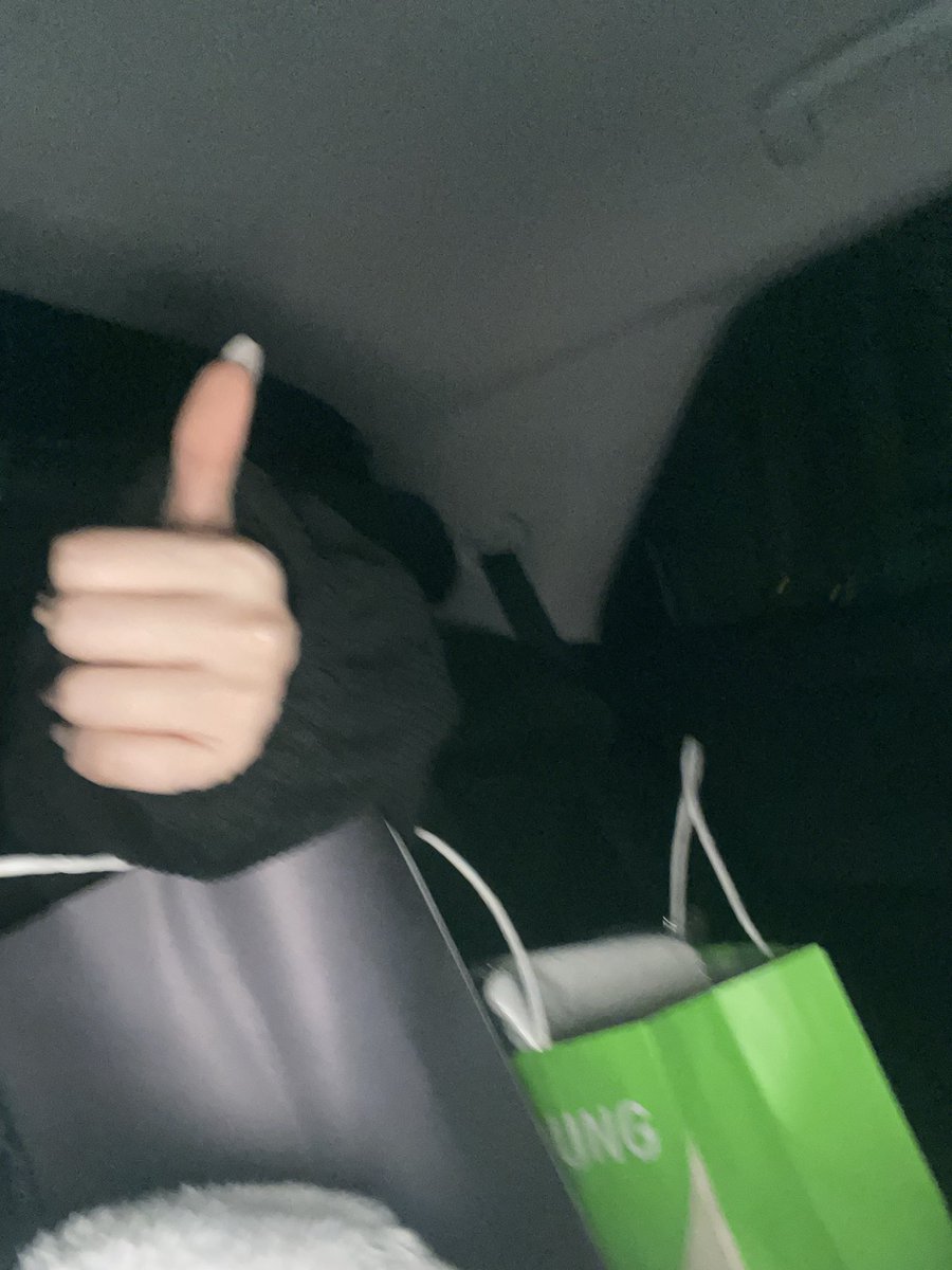 l6h__20's tweet photo. 패딩받거 바지받고 밥도 먹고갑니두
연락문제도 어느정도 해결더ㅣㅅ으니
만약 나 연락안되면
내 필로잉 목록애들은 믿ㄴ으니까 쟤네한테 근황물어보시긔 https://t.co/SVaIuogco1