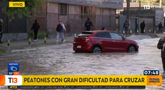 T13's tweet photo. 🔴 Peatones con gran dificultad para cruzar

EN VIVO » https://t.co/uxMKKyV93k https://t.co/kpPPUbXCrZ