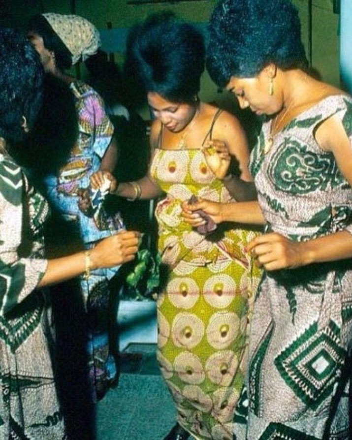 ConnaisAfrique's tweet photo. 🇨🇩 EN 1972, MOBUTU DÉCIDE DE CE QUE LES ZAÏROIS PEUVENT PORTER. 

En 1972, le Zaïre de Mobutu Sese Seko lance sa politique d’« authenticité ». 

L’idée est de tourner le dos aux influences occidentales et d’affirmer l’identité africaine. 

Pour les hommes, adieu le costume et la cravate, place à l’abacost. 

Pour les femmes, le pantalon et la perruque sont interdits.

Dans ce cadre très strict, le liputa garde toute sa place. Ces tissus aux imprimés audacieux et ces coupes soignées sont devenus une vraie signature de l’élégance congolaise. 

Des décennies plus tard, la mode congolaise s’en inspire encore.

#RDC #Zaïre #Mode
