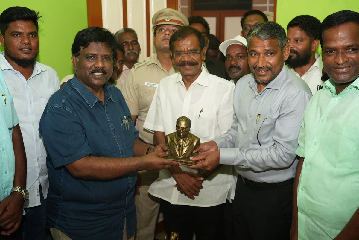 WriterRavikumar's tweet photo. திண்டிவனம் சட்டமன்ற உறுப்பினரும் சமூகநீதித்துறை அமைச்சருமான திரு வன்னி அரசு அவர்களின் இரண்டாவது அலுவலகத்தை இன்று மரக்காணத்தில் திறந்துவைத்து வாழ்த்தினேன் https://t.co/ekqy5lmmOz