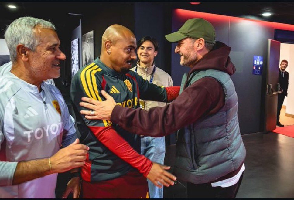 NOISIAMOLAROMA3's tweet photo. 💛❤️💛❤️
Ieri il capitano è stato allo stadio per seguire #RomaSlovan… per lui alcuni scatti con la squadra nei corridoi dello stadio Olimpico💛❤️💛❤️

#ASRoma #Roma #Totti #Dybala #Malen #ChampionsLeague https://t.co/6JuoF3MHfC