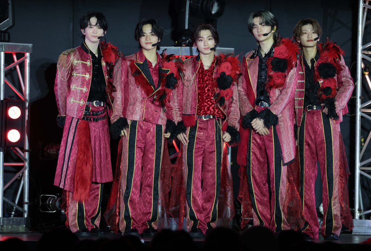 oricon's tweet photo. 「EBiDAN」Lienel
メジャー2ndシングル「愛のダバダ」リリース🎊
⠀
リリースイベントに2000人集結✨
キンタリーナ・ジョリーが乱入
⠀
体調不良で欠席した近藤駿太に温かい言葉も💌
⠀
🔻ソロカットも📸
https://t.co/N6MHCuK9km
⠀
#リエネル_愛のダバダ https://t.co/44pZ2GWBFW