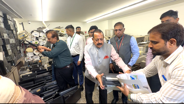 PIB_India's tweet photo. Union Minister @DrJitendraSingh joins an e-waste disposal activity at DoPT under #SpecialCampaign6.0

➡️e-Items disposed today include 152 desktops, 35 printers, 8 scanners, 3 photocopier machines, 59 UPS units, 52 air conditioners, 4 television sets, 5 refrigerators,17 water dispensers, 217 miscellaneous items etc, with base price of Rs 9 lakh

➡️Special Campaign 6.0 is a dedicated one-month exercise to reinforce cleanliness practices and unlock the value of scrap: Union Minister 

For more information, read here: https://t.co/lateg3pDfP

@DoPTGoI