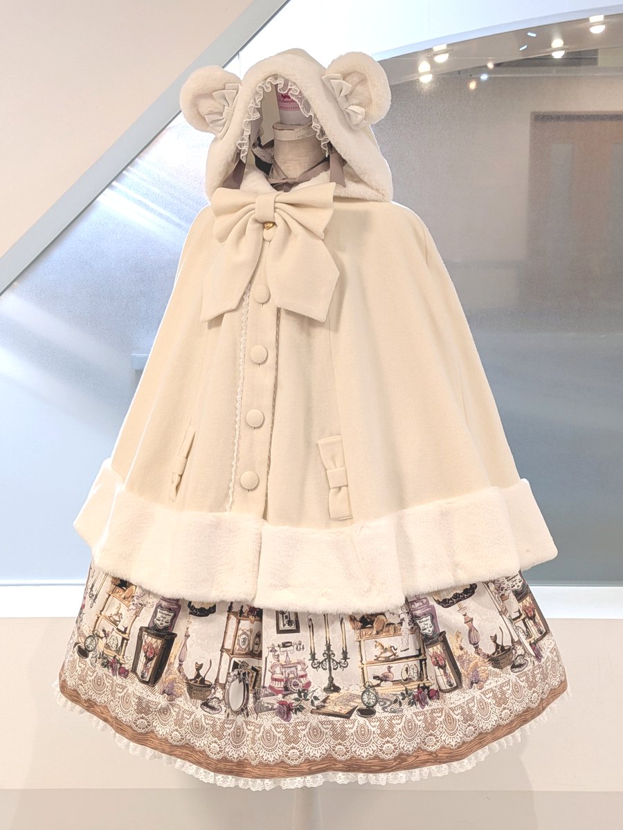 MetamorphoseEng's tweet photo. 💗Now Available💗
Bear Ears Bow Cloak (Swan Heart Charm)
https://t.co/dpyGcJLMON

colors: Pink, Off White, Camel Beige, Black

The adorable bear-ear hood looks cute whether worn up or draped down🧸💕

*Limited quantity
#outer #wintercloak #hoodedcloak
#metamorphose #Lolitafashion https://t.co/7sQht2MoaV