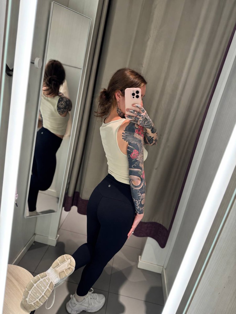 GoddessMissYvi's tweet photo. Während du hart arbeitest bin ich am shoppen 👑

Wie gerne hättest du den Einkauf übernommen und anschließend die Sohlen meiner Sneaker gereinigt? 
Sage es mir in den Kommentaren und kriech dann in die DMs. Vielleicht wird dein Traum ja wahr... 😉 https://t.co/1uSuznDgrm