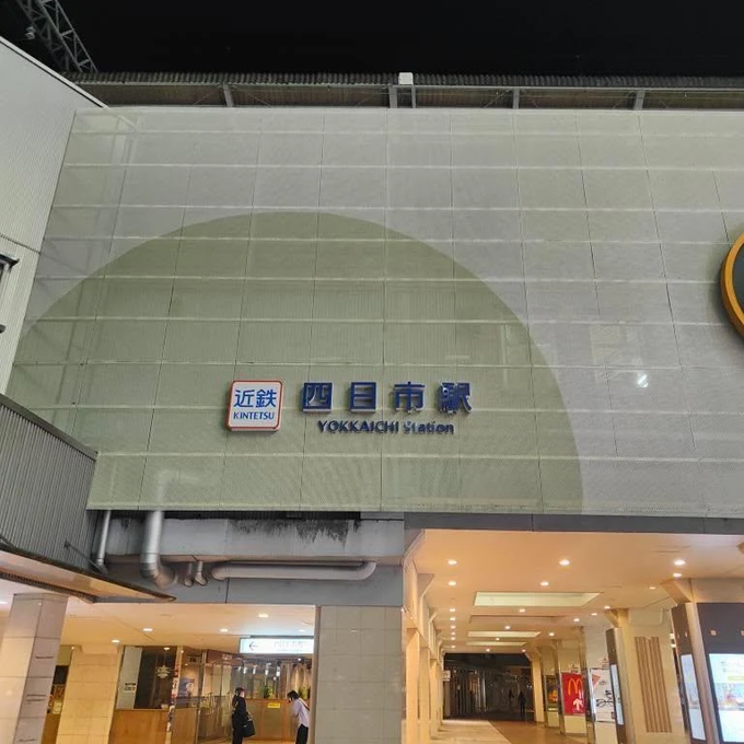 exmor3b's tweet photo. 平日の夜なのに近鉄四日市駅いると少し遊びたくなる https://t.co/llmp1o2N36