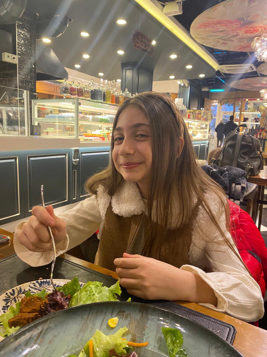 marasablasi's tweet photo. Hayattayken kedileri çok seven Almina’nın mezarını şimdi farklı farklı kediler ziyaret ediyor. Keşke onları yine kendi elleriyle sevebilseydi… 🥀 https://t.co/GaKA6iiFIR