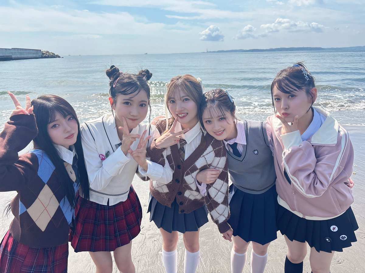 nana_miyazaki's tweet photo. 『it's mine』MVオフショット📸

3期生と🫶🏻

私のかわい子ちゃん達(⸝⸝⸝>﹏<⸝⸝⸝)♡

独り占めってやつ…？♡

#LINKLPLANET #Itsmine https://t.co/p7qWtyZnHg