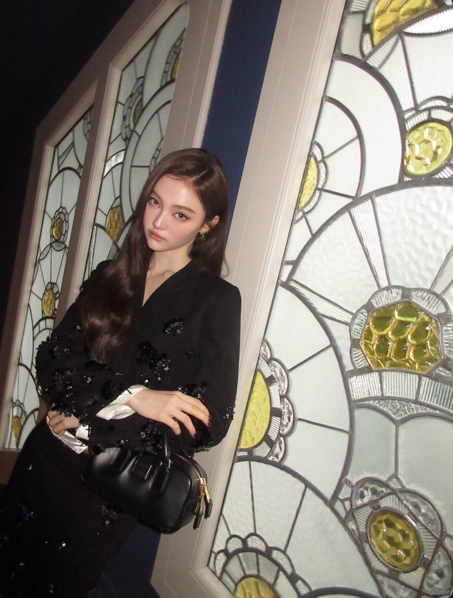 MEOVV_ELLAA's tweet photo. 2026.10.21🖤#MiuMiuGesteDeConsolation #MiuMiu 

#ELLA #엘라 #エラ
#MEOVV #미야오 #ミヤオ https://t.co/96QwdWAxJf