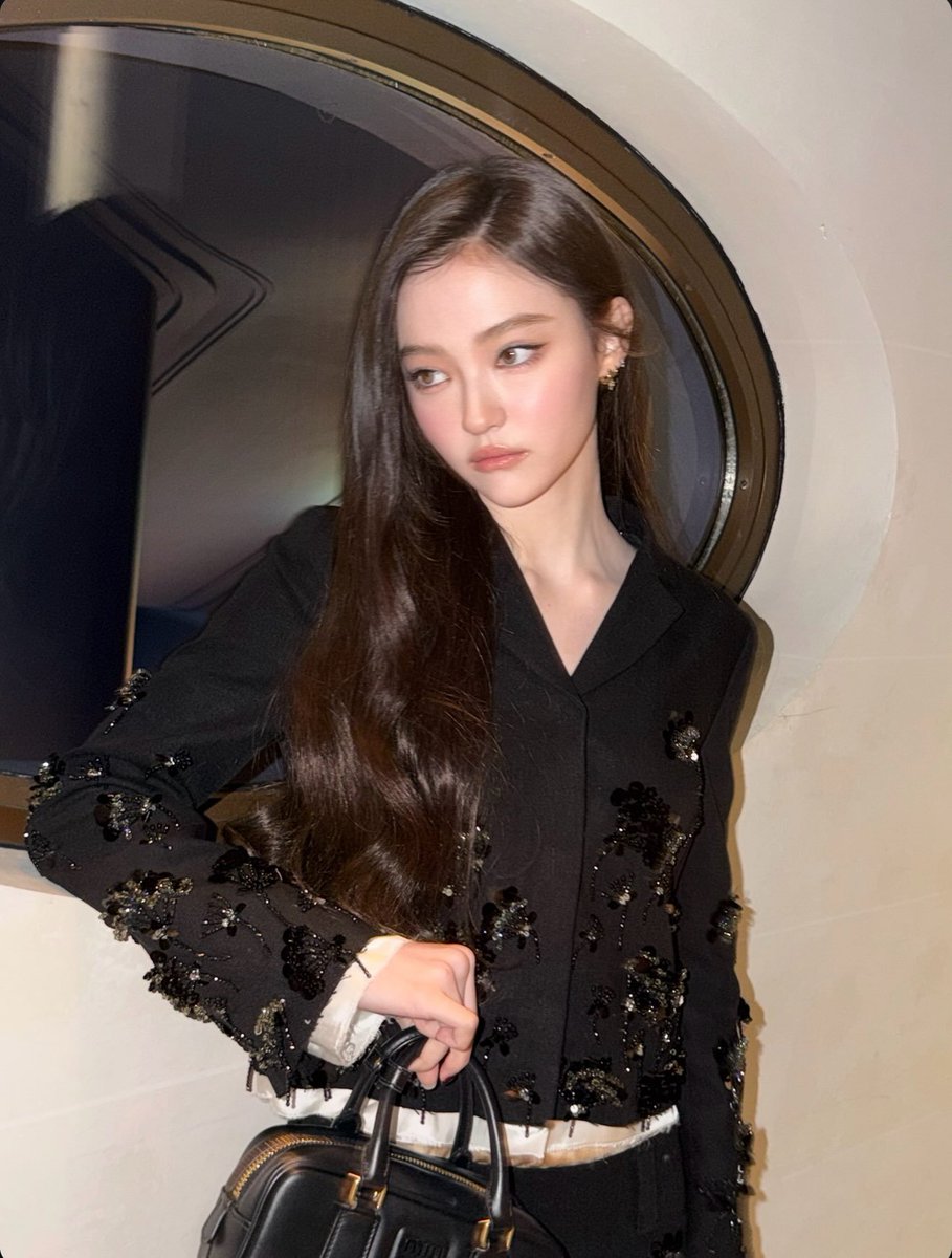 MEOVV_ELLAA's tweet photo. 2026.10.21🖤#MiuMiuGesteDeConsolation #MiuMiu 

#ELLA #엘라 #エラ
#MEOVV #미야오 #ミヤオ https://t.co/96QwdWAxJf