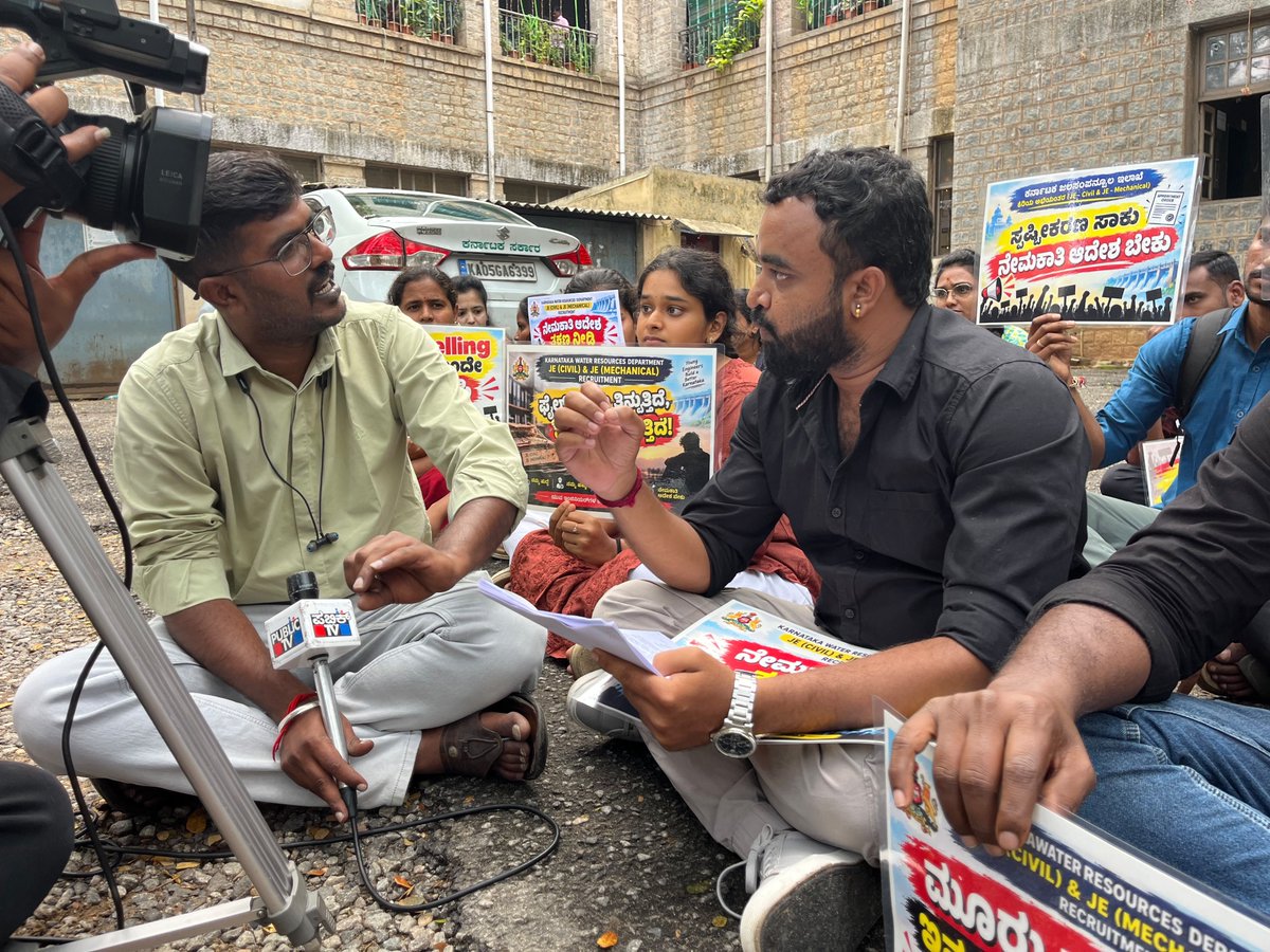 Sandeepraiii's tweet photo. ಸನ್ಮಾನ್ಯ @DKShivakumar ಅವರೇ, ವಿದ್ಯಾರ್ಥಿಗಳ ಈ ಮನವಿಗೆ ಸ್ಪಂದಿಸಿ.

ವರ್ಷಗಳ ಕಾಲ ಹಗಲಿರುಳು ಶ್ರಮಿಸಿ, ಪಾರ್ಟ್‌ಟೈಮ್ ಕೆಲಸ ಮಾಡಿಕೊಂಡು, ಅನೇಕ ಕಷ್ಟಗಳನ್ನು ಎದುರಿಸಿ ಸರ್ಕಾರಿ ಹುದ್ದೆಗಳಿಗೆ ಆಯ್ಕೆಯಾದ ವಿದ್ಯಾರ್ಥಿಗಳಿಗೆ ಇಂದು ನೇಮಕಾತಿ ಆದೇಶ ಪತ್ರ ಪಡೆಯುವುದೇ ದೊಡ್ಡ ಸವಾಲಾಗಿದೆ. ಅವರ ವರ್ಷಗಳ ಪರಿಶ್ರಮ, ತ್ಯಾಗ ಮತ್ತು ಕನಸುಗಳಿಗೆ ಬೆಲೆ ಬೇಡವೇ

#WRD JE, LI, AD, ADLR, BCWO ಹಾಗೂ Agri Marketing ಸೇರಿದಂತೆ ವಿವಿಧ ಹುದ್ದೆಗಳಿಗೆ ಮೂಲ ದಾಖಲೆಗಳ ಪರಿಶೀಲನೆ ಪೂರ್ಣಗೊಂಡಿದ್ದು, ನೇಮಕಾತಿ ಆದೇಶ ಪತ್ರಗಳಿಗಾಗಿ ಅಭ್ಯರ್ಥಿಗಳು ಕಾಯುತ್ತಿದ್ದಾರೆ.

 ಅಕ್ಟೋಬರ್ 23ರ ಸಂಪುಟ ಸಭೆಯಲ್ಲಿ 56% ಮೀಸಲಾತಿ ಕುರಿತ ಗೊಂದಲಕ್ಕೆ ಸ್ಪಷ್ಟ ನಿರ್ದೇಶನ ನೀಡಿ, ಬಾಕಿ ಉಳಿದಿರುವ ನೇಮಕಾತಿ ಆದೇಶ ಪತ್ರಗಳನ್ನು ವಿತರಿಸಲು ಸಂಬಂಧಪಟ್ಟ ಇಲಾಖೆಗೆ ಸೂಚನೆ ನೀಡಬೇಕೆಂದು ಆಗ್ರಹಿಸುತ್ತೇವೆ.

ಈ ವಾರದೊಳಗೆ ಸ್ಪಷ್ಟ ನಿರ್ಧಾರ ಕೈಗೊಂಡು ಅಭ್ಯರ್ಥಿಗಳಿಗೆ ನ್ಯಾಯ ಒದಗಿಸದಿದ್ದರೆ, ಕರ್ನಾಟಕ ಸ್ವಾಭಿಮಾನಿ ವಿದ್ಯಾರ್ಥಿ ಸಮೂಹ (#KSVS) ವತಿಯಿಂದ ಅನಿರ್ದಿಷ್ಟಾವಧಿ ಹೋರಾಟ ಆರಂಭಿಸಲಾಗುವುದು.

ವಿದ್ಯಾರ್ಥಿಗಳ ವರ್ಷಗಳ ಪರಿಶ್ರಮಕ್ಕೆ ನ್ಯಾಯ ಸಿಗಲಿ. ಆಯ್ಕೆಯಾದ ಅಭ್ಯರ್ಥಿಗಳಿಗೆ ಕೂಡಲೇ ನೇಮಕಾತಿ ಆದೇಶ ಪತ್ರ ನೀಡಿ.

@PriyankKharge @DKShivakumar @RahulGandhi @INCKarnataka

#KSVS #KPSC #AppointmentOrder #JusticeForAspirants