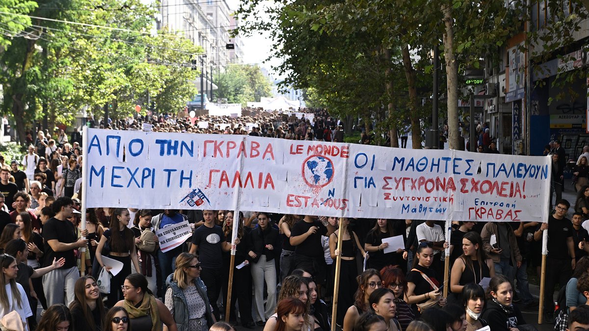 PAMEhellas's tweet photo. ▶️Μαθητές - Φοιτητές - Γονείς - Εκπαιδευτικοί - Εργαζόμενοι στα Πανεπιστήμια
‼️Χιλιάδες διαδήλωσαν σήμερα στην Αθήνα και σε άλλες πόλεις σε όλη την Ελλάδα!

✊Σε Ελλάδα και Γαλλία παντού ξεσηκωμός, ίδια τα προβλήματα ίδιος και ο εχθρός!

📢Νέο ραντεβού στις 30 Οκώβρη στη διεθνή απεργία των λιμενεργατών όλου του κόσμου

➡️ΛΕΦΤΑ για ΜΙΣΘΟΥΣ,ΥΓΕΙΑ κα ΠΑΙΔΕΙΑ
🚫ΟΧΙ ΓΙΑ ΤΟΥ ΠΟΛΕΜΟΥ ΤΑ ΣΦΑΓΕΙΑ!

#Διαδηλωσεις #Συνταγμα