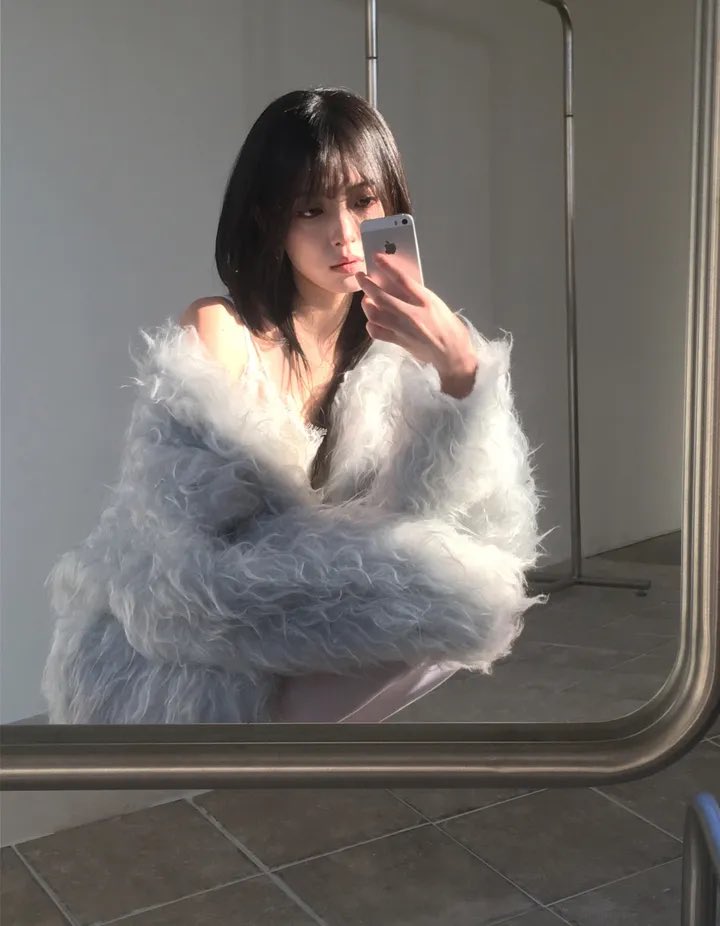 chich111__'s tweet photo. 아이보리에 블루 한방울 . . 이런 유니크한 색감 너무이쁨 . . ♡ https://t.co/2XglwTaQgh