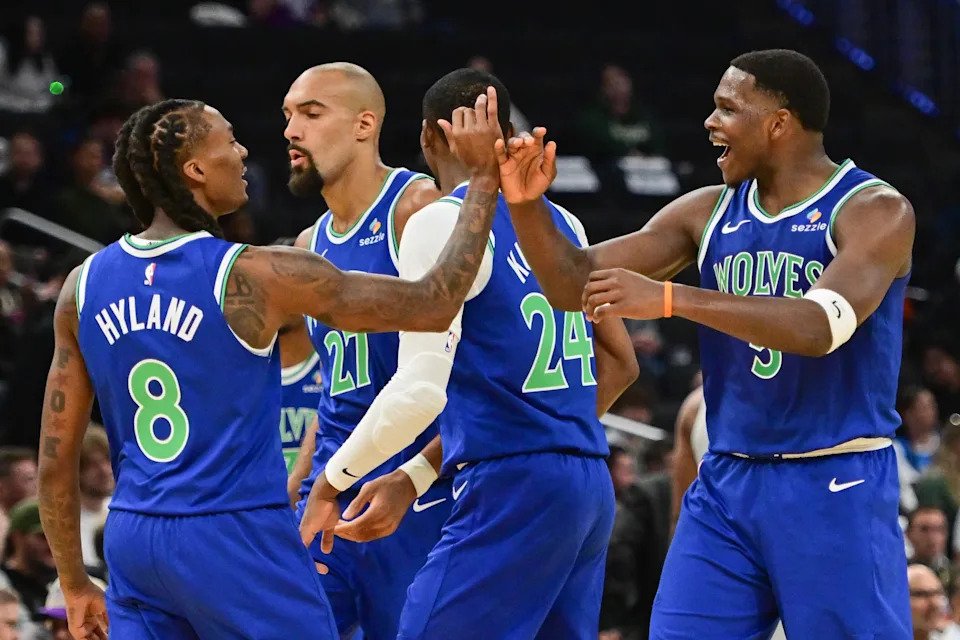 TWolvesNationFR's tweet photo. GAMEDAAAY !!!!!

Ouverture de notre saison cette nuit à Miami (1h30).
Et un premier test face à une équipe ultra costaud à l'intérieur.

🔑 du match :

- comment verrouiller la peinture à Giannis
- les rebonds 
- il faudra rentrer ses 3's pour libérer de l'espace https://t.co/XqN5duWASk