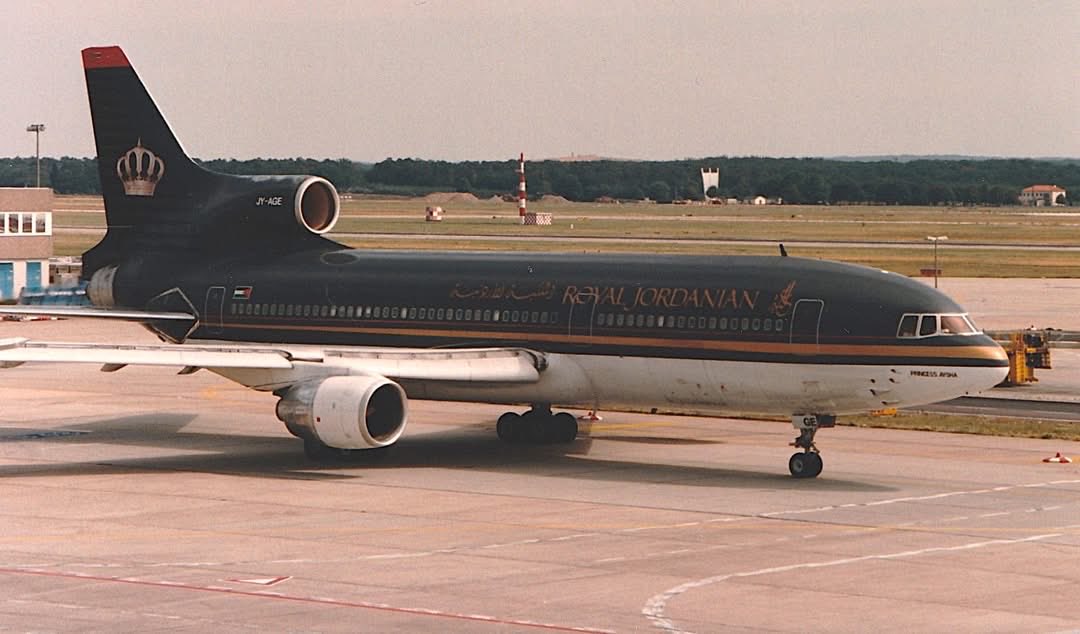 n194at's tweet photo. Royal Jordanian
Lockheed L-1011-500 JY-AGE Line #238
FRA/EDDF Flughafen Frankfurt Main
Photo credit Mick Kaill
#AvGeek #Aviation #Airline #AvGeeks #Lockheed #L1011 #TriStar #RoyalJordanian #Frankfurt #EDDF @Airport_FRA @RoyalJordanian 🇯🇴 https://t.co/41lJYhGbav