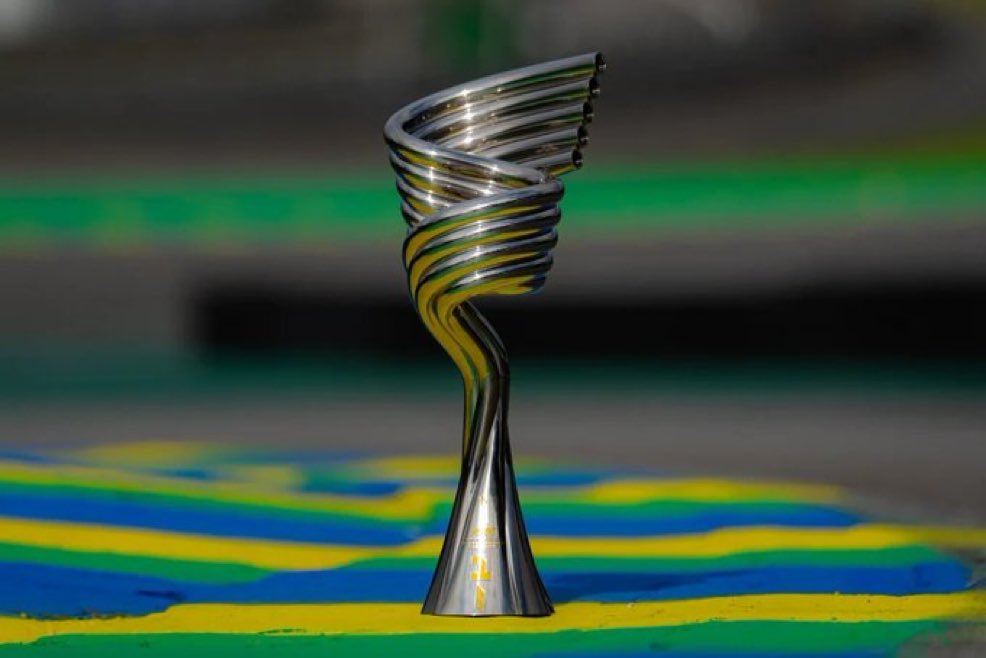 politta_c's tweet photo. Confesso que gostei do troféu de do GP de São Paulo.
Ele parece um troféu mesmo e tem estilo ✨ https://t.co/juPJkW3Syl