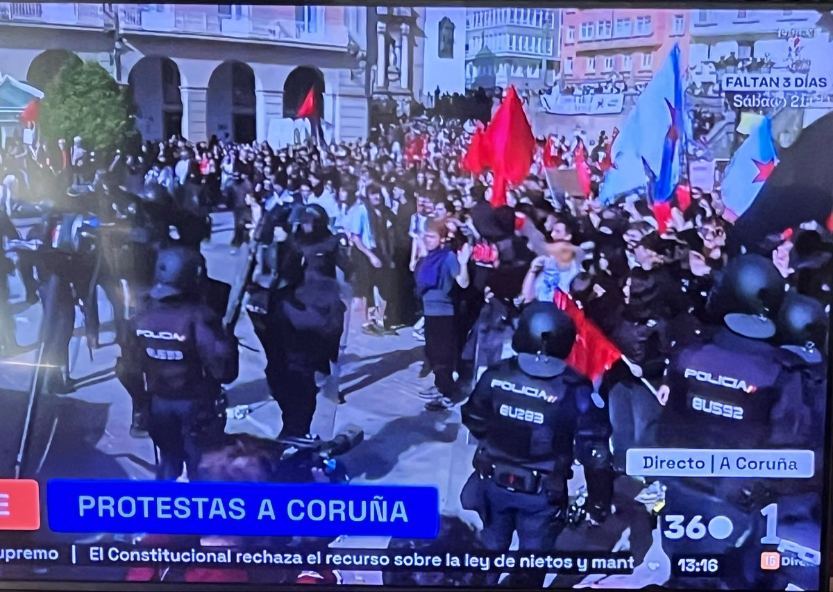 Ritaalberdi's tweet photo. No. No toda la juventud es de Vox. 
Protestas contra Abascal en la Plaza de María Pita de A Coruña. 
(La policía parece que les distingue muy bien) https://t.co/Q6gQGIcmM7