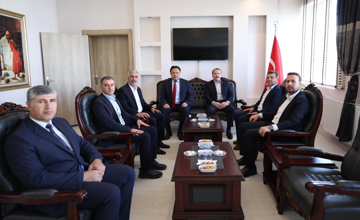 EgitimBirSen's tweet photo. Genel Başkanımız Ali Yalçın, Tunceli İl Milli Eğitim Müdürü Bahameddin Karaköse’yi ziyaret etti.

Tunceli ve Elazığ şube başkanlarımız Bülent Kar ve Taha Yusuf Sarıgül ile Memur-Sen Elazığ temsilcimiz İbrahim Bahşi de genel başkanımızın ziyaretinde yer aldı.

@Tunceli_MEM | @BahameddinK