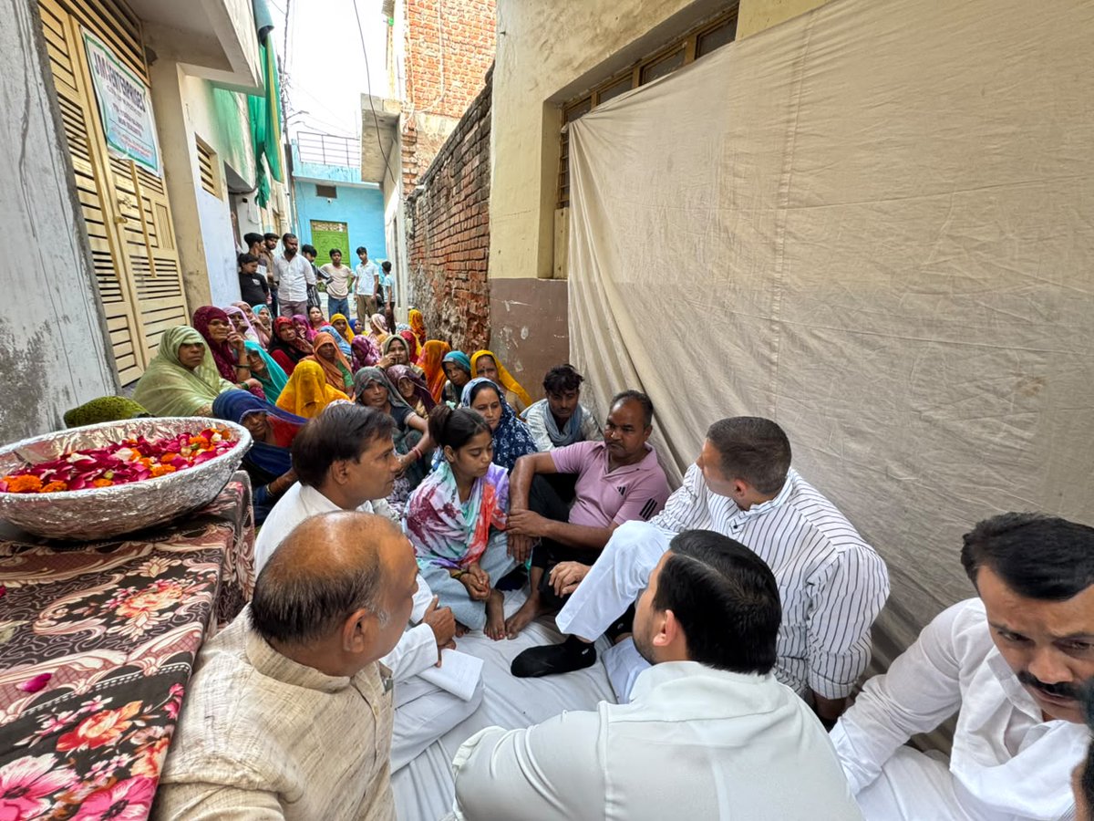 INCMP's tweet photo. आज प्रदेश कांग्रेस अध्यक्ष श्री जीतू पटवारी जी ने ग्वालियर में सड़क हादसे में दिवंगत हुए लोगों के परिजनों से मुलाकात कर शोक संवेदनाएँ व्यक्त कीं और उन्हें ढाँढस बँधाया।

इस दौरान मेला ग्राउंड, दुल्लापुर में श्री सुदामा जी के निवास पहुँचकर उनके बेटे रितेश के निधन पर संवेदनाएँ व्यक्त कीं। वहीं, थाटीपुर स्थित चौहान प्याऊ, ग्वालियर पूर्व विधानसभा में संतोष जाटव जी के बेटे प्रिंस जाटव जी के निधन पर शोक व्यक्त किया।

इसके पश्चात गली नंबर 01, महलगाँव में दिवंगत श्री सतेंद्र सिंह गुर्जर जी के निवास पहुँचकर श्रद्धांजलि अर्पित की। तत्पश्चात ग्वालियर दक्षिण विधानसभा के हनुमान पहाड़ी, राजीव नगर में दिवंगत श्रीमती सरला तोमर जी के निवास पहुँचकर परिजनों के प्रति शोक संवेदनाएँ व्यक्त कीं।