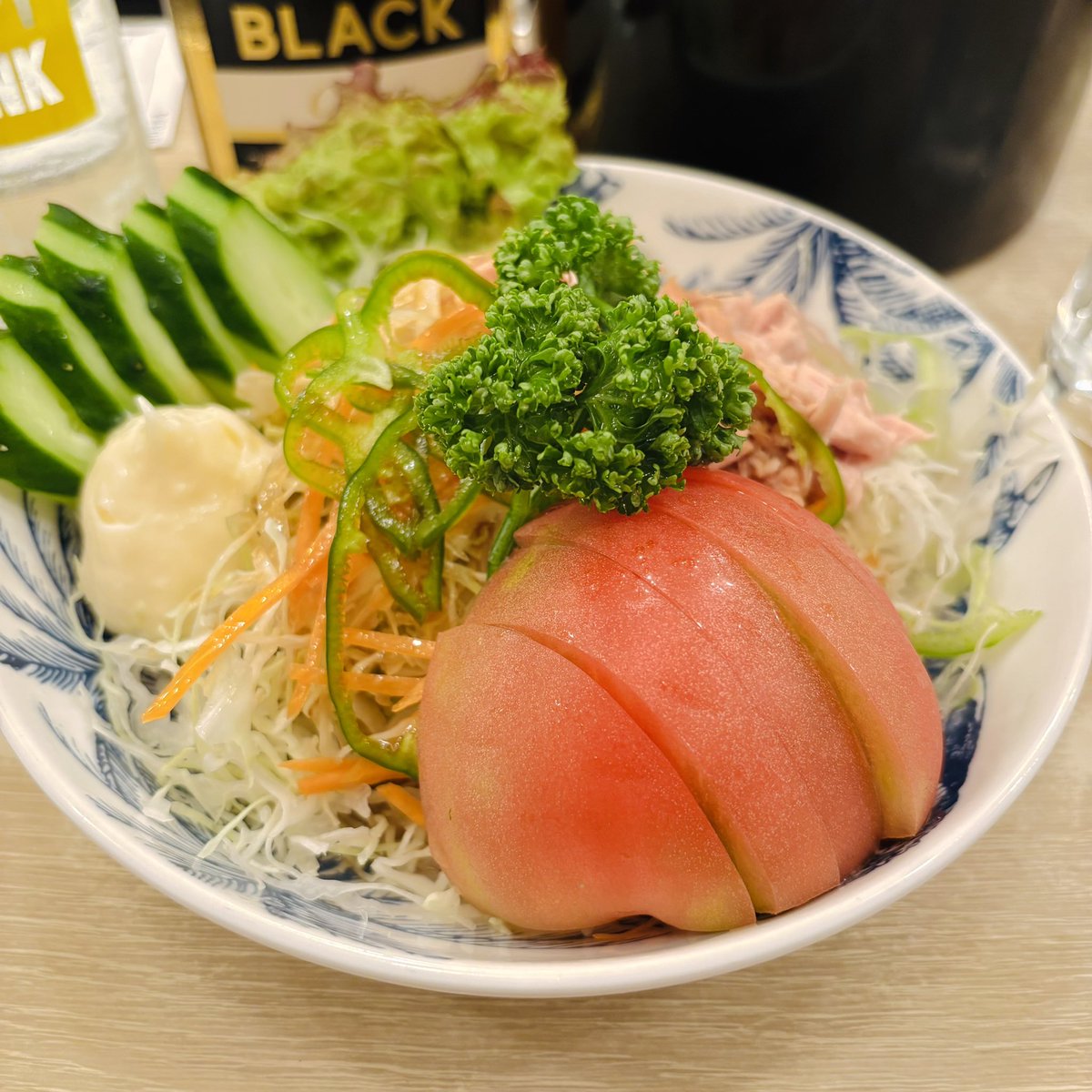 50hk50's tweet photo. 池袋 酒場ふくろ
お待ちかねの冬季限定鍋登場🍲ハイボールのセットとツナサラダ、マカロニ等々。幾つか種類がある中で、今日は味噌仕立ての鳥つみれ鍋を。身体の芯まで温まりました。 https://t.co/aq8GFBpaSD