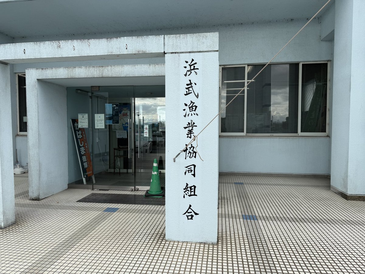 TMWORKS1's tweet photo. 2026年10月21日
本日は、福岡県柳川市の浜武漁協様のご依頼で、海苔養殖場のかも被害対策の為、バードソニックの組み立て作業を実施！
そのまま海に設置予定でしたが、台風の接近により、本日の作業は組み立てのみとなりました。
組合員の方が2枚目画像のトラックに積んで海近くに行った所、その場に居たカモが70％以上飛び立って行ったとのいい感触が得られ、皆様の期待が膨らみました。
被害低減のお役に立てる事を願って作業終了です。
#海苔養殖場 #カモ被害 #バードソニック #鹿ソニック #熊ソニック #くまドン #tmworks