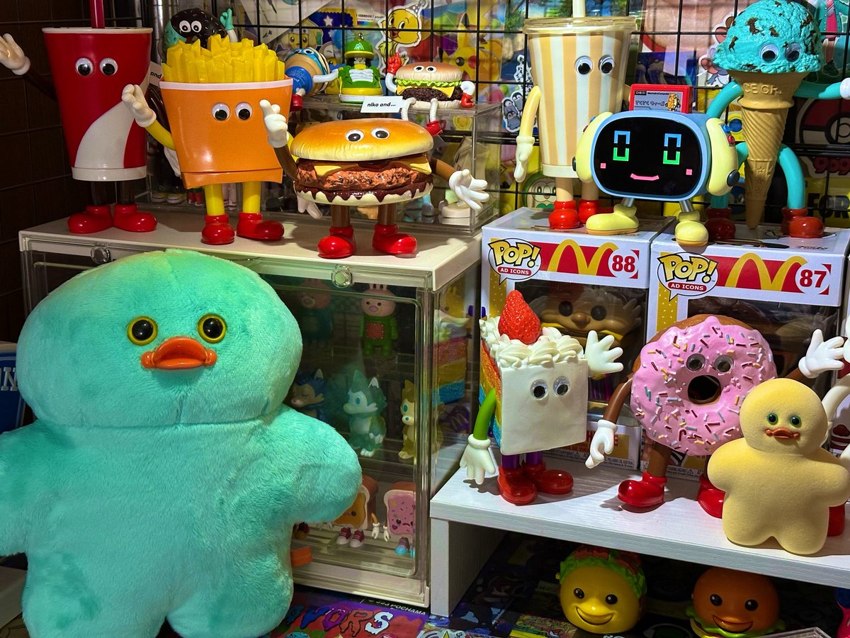 omicco's tweet photo. なんとなくソフビとプラッシュトイは分けて飾ってるけど、一緒に置くのも悪くない気もする
埃つきやすくなるとかあるのかな https://t.co/NYUwhrbuLD