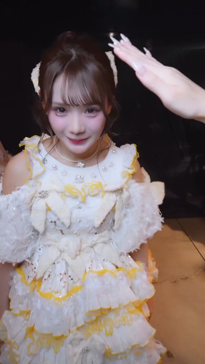 とことこ歩ってきて撫でられてご満悦なふりたんかわいすぎる꒰ˆ> ·̫ <ˆ꒱💛 これは完璧に🐥⸒⸒ 世界一かわいくて…｜@furi_paru_の動画保存