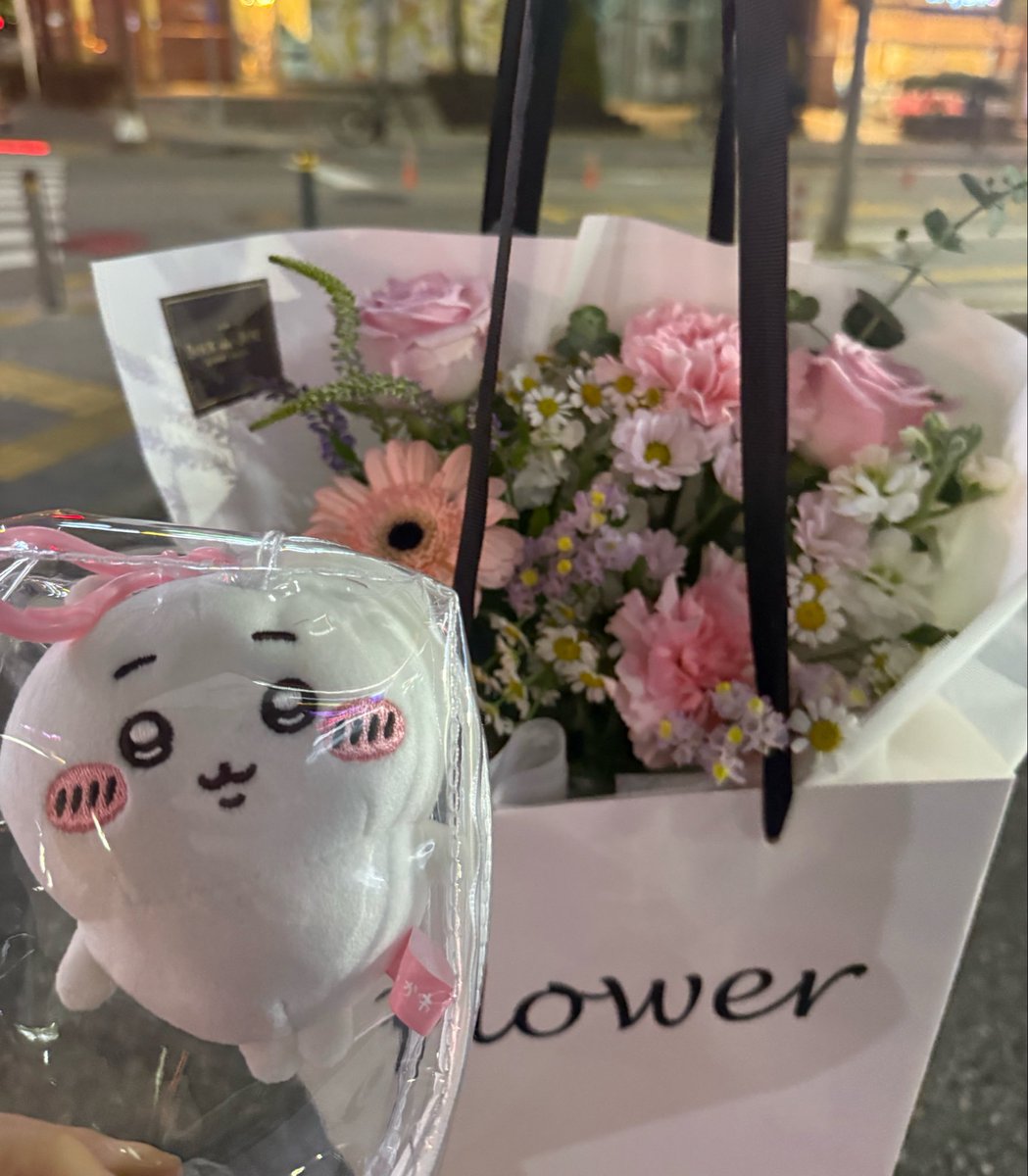 minjidayo's tweet photo. 아는 언니 졸전 가게돼서 꽃샀어요
핑크라서 치이랑 어울려🥰 https://t.co/irz32CPZUk
