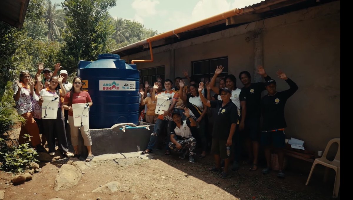 jesusfalcis's tweet photo. 🚨 JUST IN: Angat Buhay together with Waves for Water provided baldes and rainwater catchment tanks to far-flung barangays and isolated islands.

This is to provide the communities with reliable access to clean water dahil usually nawawalan sila ng drinking water or they have to go to the next barangay outside of their island to get it.

Grabe nakakaiyak ng slight yung video ng Angat Buhay sa page nila.

Congrats Angat Buhay! 💖

P.S. Look at the very first picture closely! 👀👀

😂

#Balde
#ElNino
#AngatBuhay