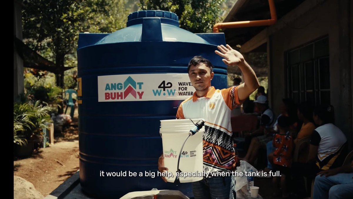 jesusfalcis's tweet photo. 🚨 JUST IN: Angat Buhay together with Waves for Water provided baldes and rainwater catchment tanks to far-flung barangays and isolated islands.

This is to provide the communities with reliable access to clean water dahil usually nawawalan sila ng drinking water or they have to go to the next barangay outside of their island to get it.

Grabe nakakaiyak ng slight yung video ng Angat Buhay sa page nila.

Congrats Angat Buhay! 💖

P.S. Look at the very first picture closely! 👀👀

😂

#Balde
#ElNino
#AngatBuhay