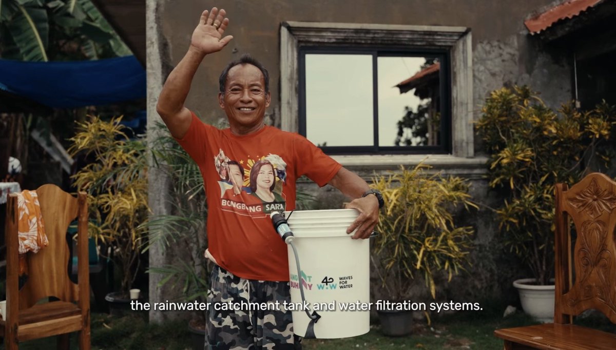 jesusfalcis's tweet photo. 🚨 JUST IN: Angat Buhay together with Waves for Water provided baldes and rainwater catchment tanks to far-flung barangays and isolated islands.

This is to provide the communities with reliable access to clean water dahil usually nawawalan sila ng drinking water or they have to go to the next barangay outside of their island to get it.

Grabe nakakaiyak ng slight yung video ng Angat Buhay sa page nila.

Congrats Angat Buhay! 💖

P.S. Look at the very first picture closely! 👀👀

😂

#Balde
#ElNino
#AngatBuhay