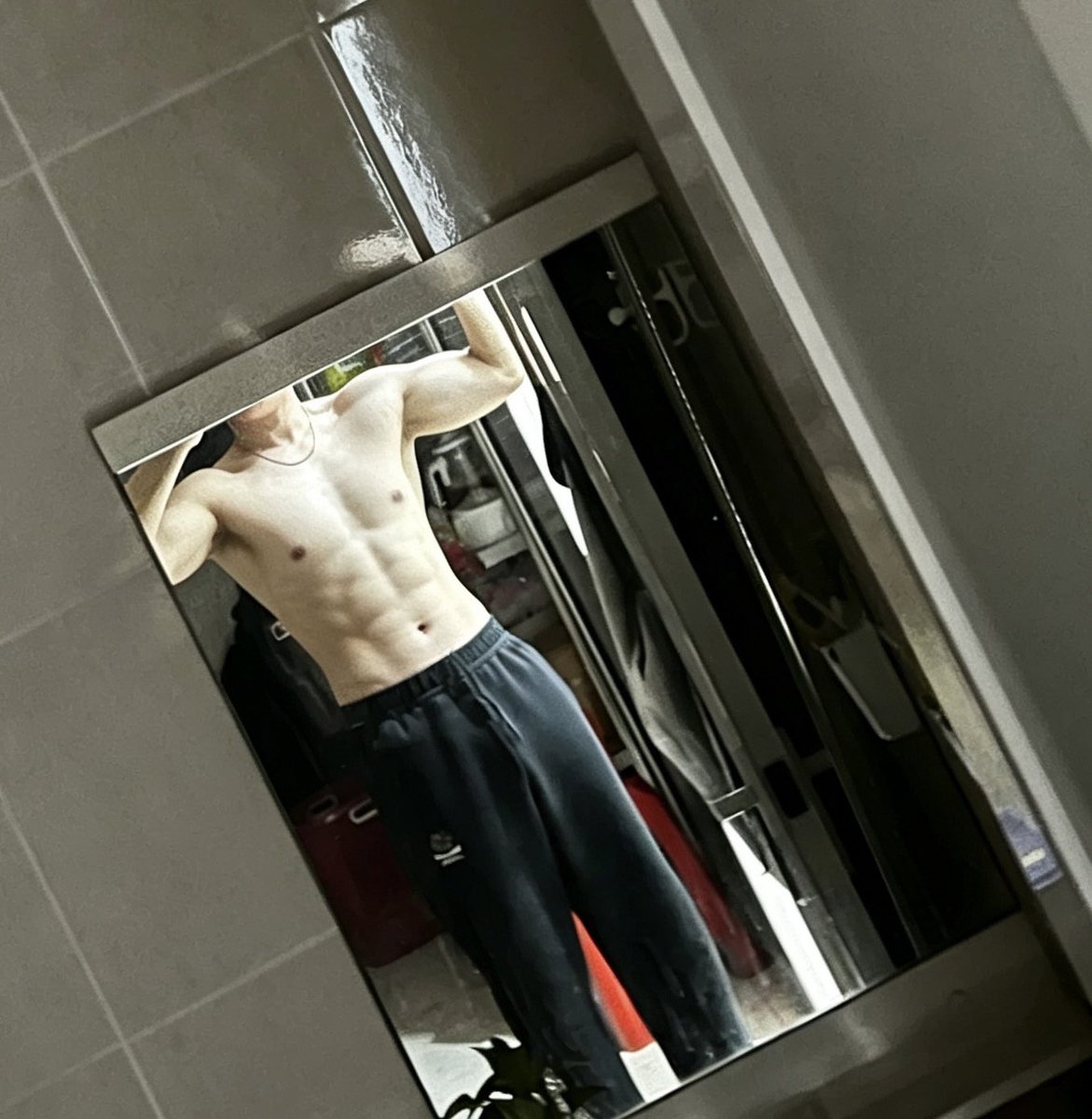 unclee30's tweet photo. 下班不积极 脑袋有问题 🤨 https://t.co/OXwPx6Sl8T