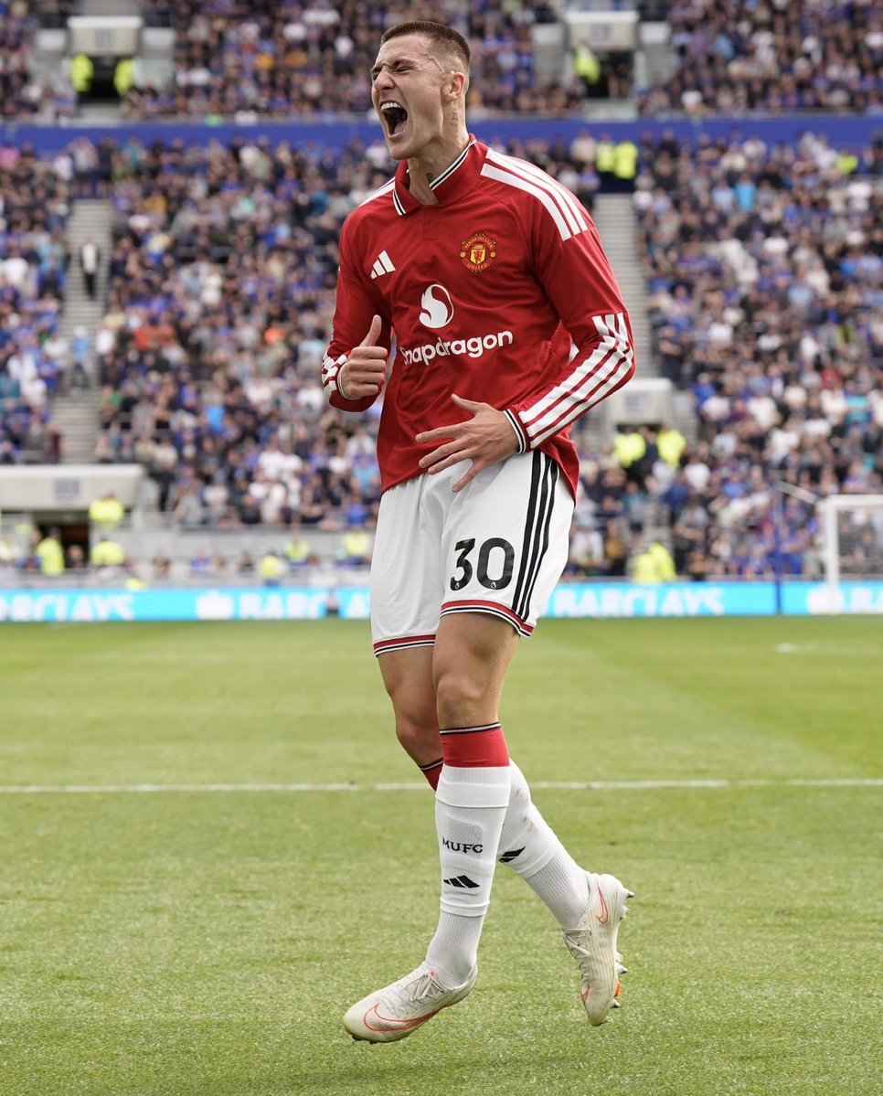 centredevils's tweet photo. 🚨🚨| BREAKING: Manchester United are concerned that Benjamin Šeško faces a spell of up to four months out of action. 

Sources close to Šeško remain hopeful his lay-off will not extend to February but are braced for a prolonged period off the pitch. 

[@samuelluckhurst] https://t.co/xHT21IUb6O