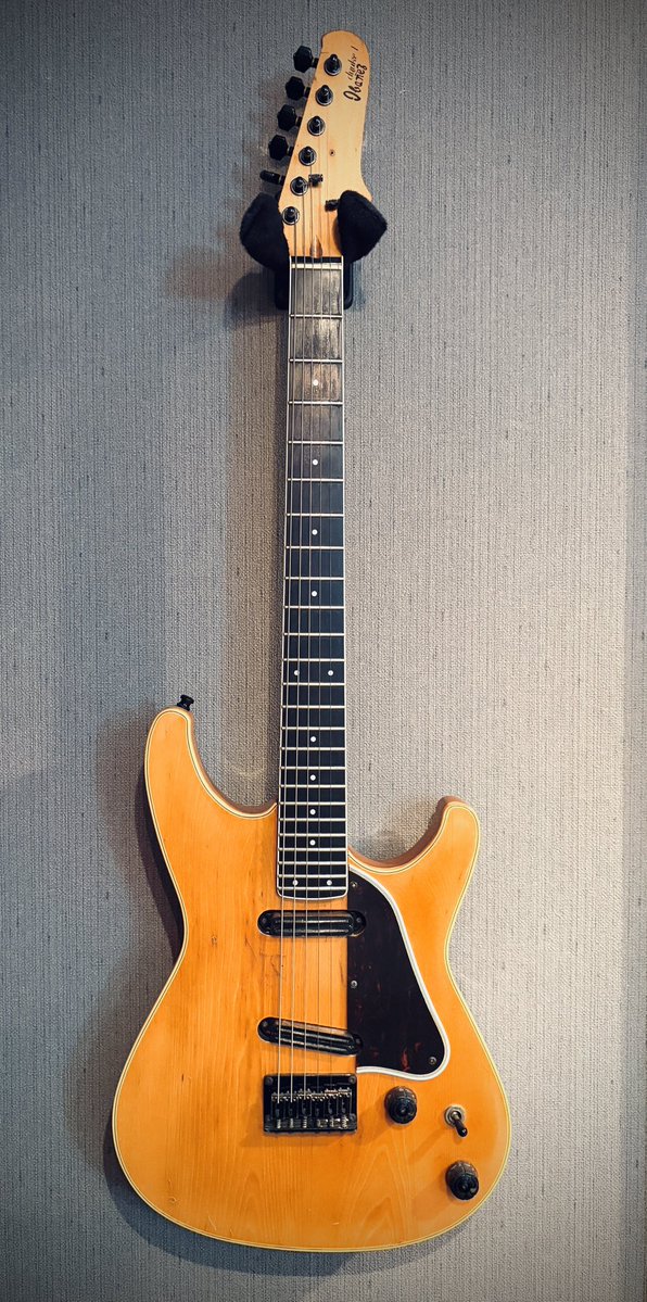onouesatoshi's tweet photo. 今日10/21はKATZEデビュー39周年🐈‍⬛

画像は当時に使用していた
Ibanez(アイバニーズ)の
Dyuke(デューク)

ピックアップはセイモア・ダンカンに交換。

上京して最初に買ったギターです。 https://t.co/xjBd4qCZFH