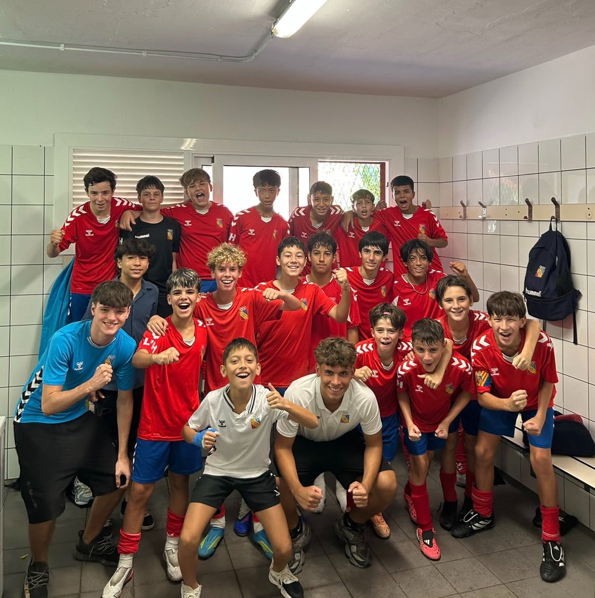 ATCHospitalense's tweet photo. ❤️‍🔥 𝑪𝑨𝑵𝑻𝑬𝑹𝑨 𝑨𝑻𝑪𝑯 ⚽️

✅ Sub 14 A 8️⃣-0️⃣ Escola Pia Sarrià 

🤩 ¡Clara y contundente victoria!
👏🏻 ¡Segundo triunfo consecutivo!

#SomHospitalense #CanteraATCH 🔴 https://t.co/uyS8zbXFM1