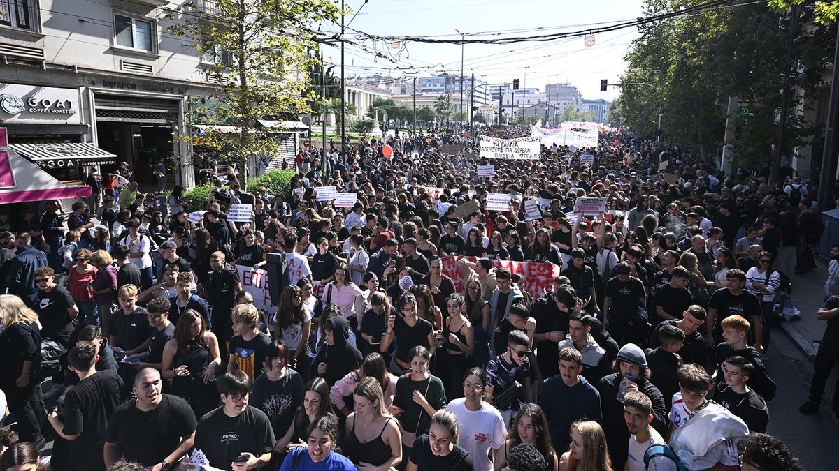 NMpogiopoulos's tweet photo. Μα φυσικά και είχαμε φοβερά "επεισόδια" και "σπασίματα" σήμερα στο κέντρο της Αθήνας. "Εσπασε" - με κρότο και πάταγο - ο ψευτοτσαμπουκάς των ψευτοάριστων! Εγινε κομματάκια.  ΧΙΛΙΑΔΕΣ κομματάκια! https://t.co/BGsGySzw25