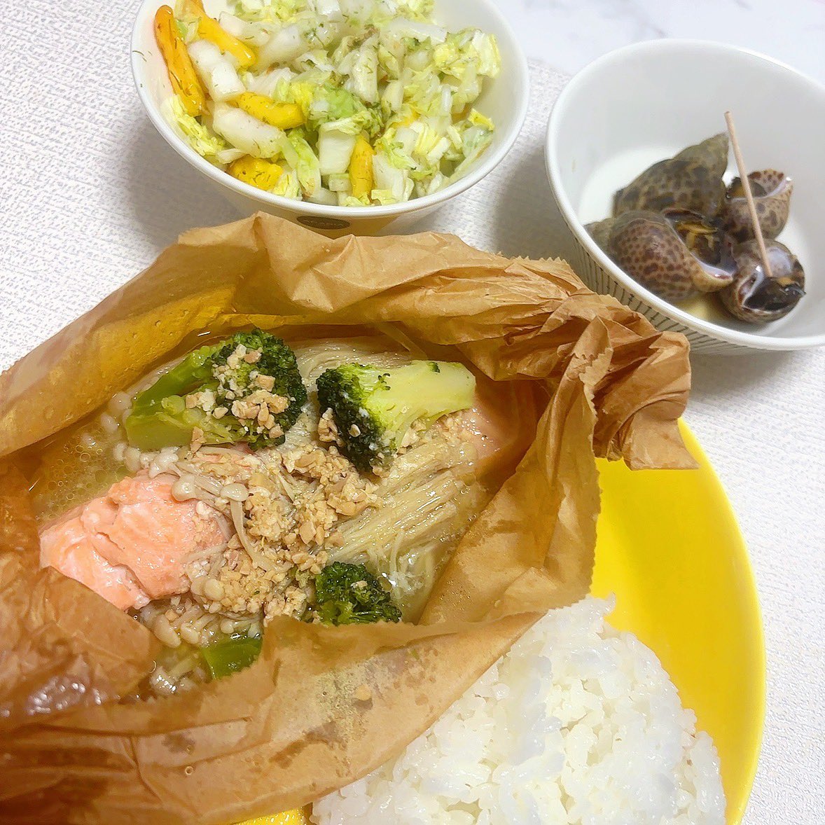_donchanda4's tweet photo. 白菜サラダに今度は柿を入れてみた🧡八百屋さんでバイ貝が売ってたから買っちゃった！大好き🐚❣️ちゃんと煮付けた！酒の包み焼きは冷凍ストックしておいたもの！美味しかったけど味噌味が少ししょっぱかったから次回は少し味噌を少なくしてみよーっと🐟
#自炊記録　#おうちごはん https://t.co/IfpcT99d5M