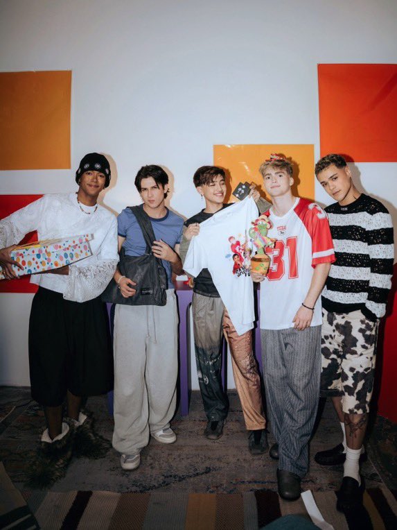 wahu1219's tweet photo. 오늘 1주년이야🥺🥺 https://t.co/WzeezulqAu