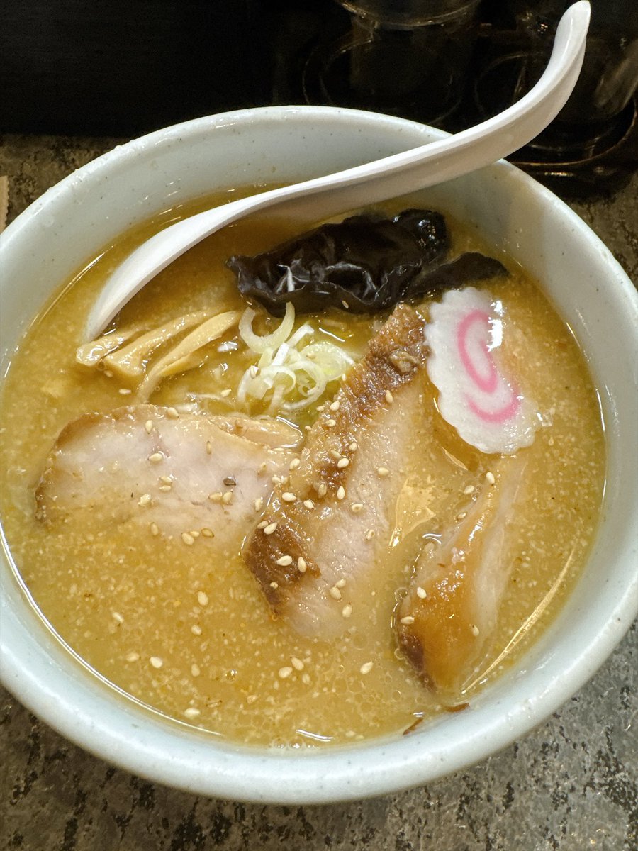 katagiri_nend's tweet photo. 大好きで定期的に行ってる山頭火。
言語化したら麺とかこの通りで逆に素晴らしい。
自分は味噌か辛味噌だけど美味しいよ。
ちなみに恵比寿の職場近くにあった時は全然好きじゃなかったので、人間て変化するんだね(*´-`) https://t.co/iQAWHEffQE