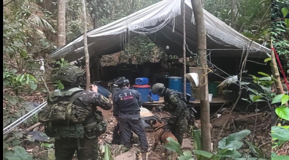ABDELAESPRIELLA's tweet photo. ¡OTRO GOLPE CONTUNDENTE CONTRA EL NARCOTERRORISMO DEL ELN EN NORTE DE SANTANDER!

En la vereda San Roque, municipio de Sardinata, nuestro Ejército Nacional, a través de la División de Aviación y Asalto Aéreo y el Comando Contra el Narcotráfico y Amenazas Transnacionales (CONAT), desarrolló la operación OKLAHOMA 035, logrando ubicar y destruir un laboratorio de procesamiento de cocaína perteneciente al frente Juan Fernando Porras Martínez del grupo narcoterrorista ELN.

Resultados de la operación:

1.149 kilos de cocaína incautados.
151 kilos de pasta base de coca.
Más de 3.400 galones de sustancias químicas líquidas utilizadas para producir cocaína.
Centenares de kilos de insumos químicos sólidos.
Destrucción de la infraestructura criminal de procesamiento.

La operación representa una afectación económica directa estimada en 1.067 millones de pesos, debilitando las finanzas y la capacidad logística de esta estructura narcoterrorista.

¡Se les acabó la fiesta a los narcoterroristas! Vamos a perseguirlos sin descanso, destruir sus laboratorios, incautar su cocaína, quitarles sus recursos y llevar a sus cabecillas ante la justicia.

En la era del Tigre, cada laboratorio destruido significa menos dinero para financiar el terrorismo y más seguridad para los colombianos.

¡Bienvenidos a la Patria Milagro!

¡Firme por la Patria! 

¡Que viva Cristo Rey!

(ADLE) 🇨🇴🐅