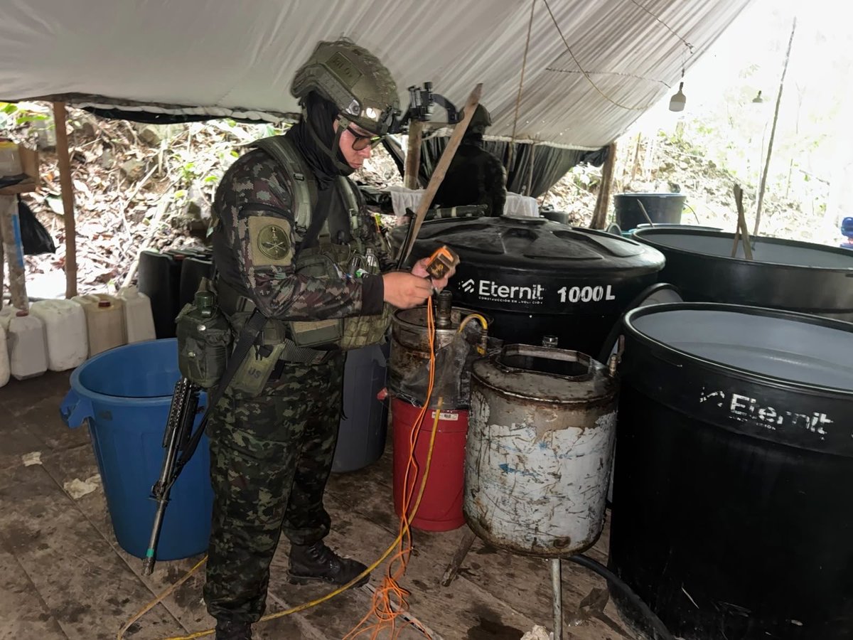 ABDELAESPRIELLA's tweet photo. ¡OTRO GOLPE CONTUNDENTE CONTRA EL NARCOTERRORISMO DEL ELN EN NORTE DE SANTANDER!

En la vereda San Roque, municipio de Sardinata, nuestro Ejército Nacional, a través de la División de Aviación y Asalto Aéreo y el Comando Contra el Narcotráfico y Amenazas Transnacionales (CONAT), desarrolló la operación OKLAHOMA 035, logrando ubicar y destruir un laboratorio de procesamiento de cocaína perteneciente al frente Juan Fernando Porras Martínez del grupo narcoterrorista ELN.

Resultados de la operación:

1.149 kilos de cocaína incautados.
151 kilos de pasta base de coca.
Más de 3.400 galones de sustancias químicas líquidas utilizadas para producir cocaína.
Centenares de kilos de insumos químicos sólidos.
Destrucción de la infraestructura criminal de procesamiento.

La operación representa una afectación económica directa estimada en 1.067 millones de pesos, debilitando las finanzas y la capacidad logística de esta estructura narcoterrorista.

¡Se les acabó la fiesta a los narcoterroristas! Vamos a perseguirlos sin descanso, destruir sus laboratorios, incautar su cocaína, quitarles sus recursos y llevar a sus cabecillas ante la justicia.

En la era del Tigre, cada laboratorio destruido significa menos dinero para financiar el terrorismo y más seguridad para los colombianos.

¡Bienvenidos a la Patria Milagro!

¡Firme por la Patria! 

¡Que viva Cristo Rey!

(ADLE) 🇨🇴🐅
