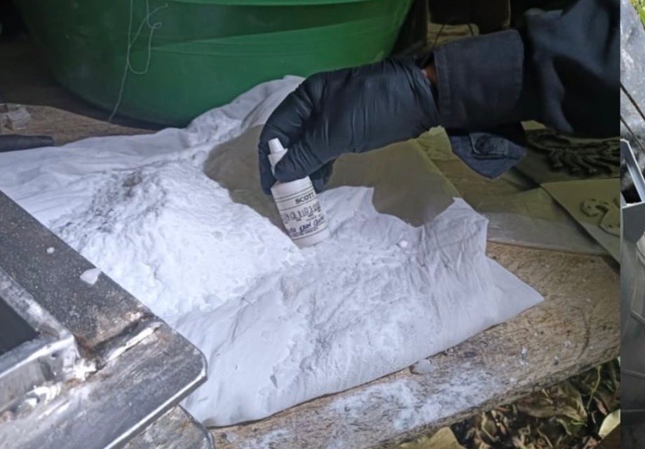 ABDELAESPRIELLA's tweet photo. ¡OTRO GOLPE CONTUNDENTE CONTRA EL NARCOTERRORISMO DEL ELN EN NORTE DE SANTANDER!

En la vereda San Roque, municipio de Sardinata, nuestro Ejército Nacional, a través de la División de Aviación y Asalto Aéreo y el Comando Contra el Narcotráfico y Amenazas Transnacionales (CONAT), desarrolló la operación OKLAHOMA 035, logrando ubicar y destruir un laboratorio de procesamiento de cocaína perteneciente al frente Juan Fernando Porras Martínez del grupo narcoterrorista ELN.

Resultados de la operación:

1.149 kilos de cocaína incautados.
151 kilos de pasta base de coca.
Más de 3.400 galones de sustancias químicas líquidas utilizadas para producir cocaína.
Centenares de kilos de insumos químicos sólidos.
Destrucción de la infraestructura criminal de procesamiento.

La operación representa una afectación económica directa estimada en 1.067 millones de pesos, debilitando las finanzas y la capacidad logística de esta estructura narcoterrorista.

¡Se les acabó la fiesta a los narcoterroristas! Vamos a perseguirlos sin descanso, destruir sus laboratorios, incautar su cocaína, quitarles sus recursos y llevar a sus cabecillas ante la justicia.

En la era del Tigre, cada laboratorio destruido significa menos dinero para financiar el terrorismo y más seguridad para los colombianos.

¡Bienvenidos a la Patria Milagro!

¡Firme por la Patria! 

¡Que viva Cristo Rey!

(ADLE) 🇨🇴🐅