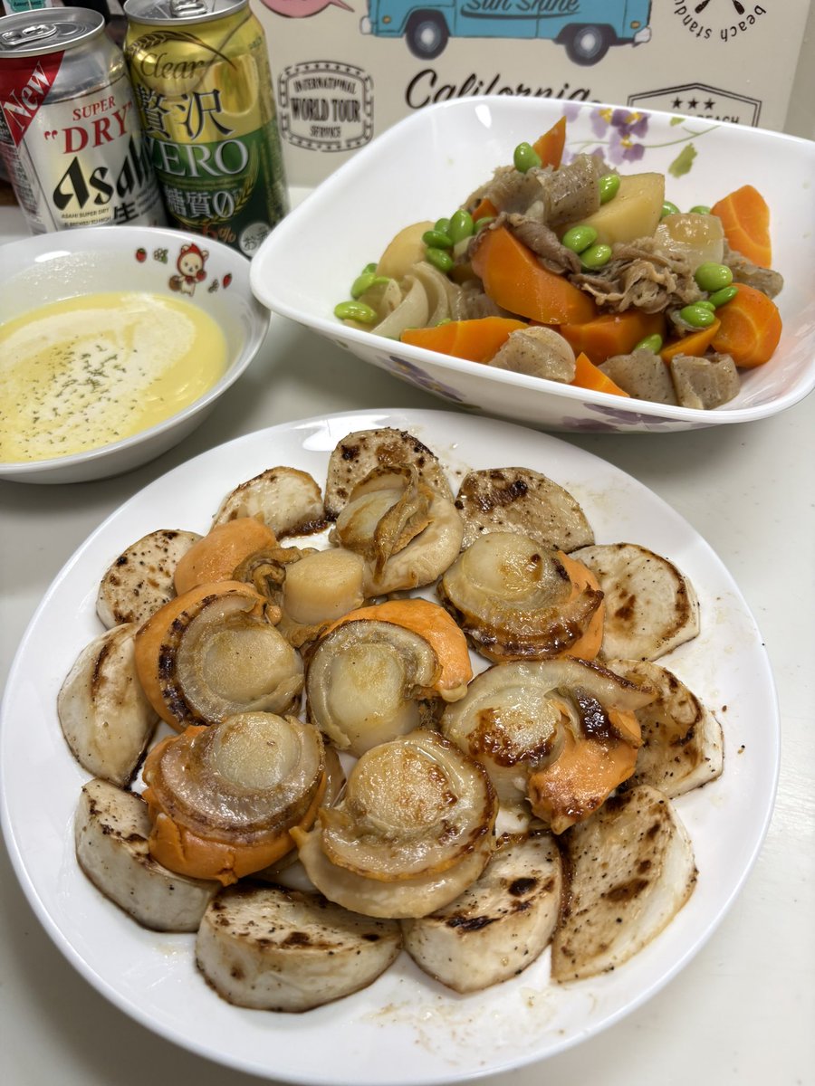 lchigolamune's tweet photo. お疲れさま〜乾杯🍻

🍽かぶ＆帆立バター焼き
🍽肉じゃが
🍽キャンベルコーンポタージュスープ（主人）
🍽ロピアのフルーツケーキ
🍽ピングレ

お弁当
紅鮭🍙とわかめお味噌汁
pic撮り忘れ

#晩御飯記録
#料理好きな人と繋がりたい https://t.co/lZdRQK23sw