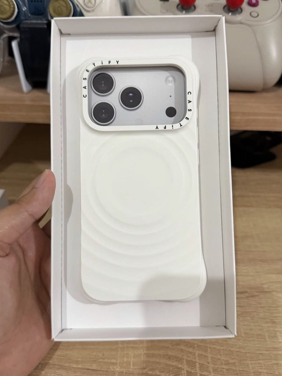 kamutuh's tweet photo. WTS RIPPLE CASETIFY WHITE IPHONE 17 PRO 

pembelian langsung diweb, masih mulus semua kecuali bagian bawahnya lecet seperti difoto.

bisa cod depok atau langsung cekot https://t.co/nfvOwJmd9Q https://t.co/LdTaHyaj5y
