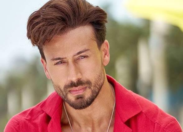 AlwaysBollywood's tweet photo. #TigerShroff Resumes Work Two Days After Firing Incident, Shoots For #LagJaaGale ✅

@iTIGERSHROFF is  back to fulfilling his work commitments. Two days after he escaped a firing incident, the actor allegedly returned to the set of his upcoming movie, Lag Jaa Gale. The romantic actioner marks his first onscreen collaboration with Janhvi Kapoor and Lakshya. The Bollywood actor was attacked on October 18 in Juhu after he left a football ground.