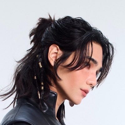 SATURDAYSSBR's tweet photo. Por aqui pelo Twitter, Jeff Satur (#JeffSatur) atualizou a sua conta com uma nova foto de perfil em referência ao seu lançamento vindo no próximo dia 29 (quinta-feira) e a sua header já possui a nova logo.

「🔥」
#JeffSaturEntersTheUniverse 
#UniversalMusicTH https://t.co/hzJm4reFMO